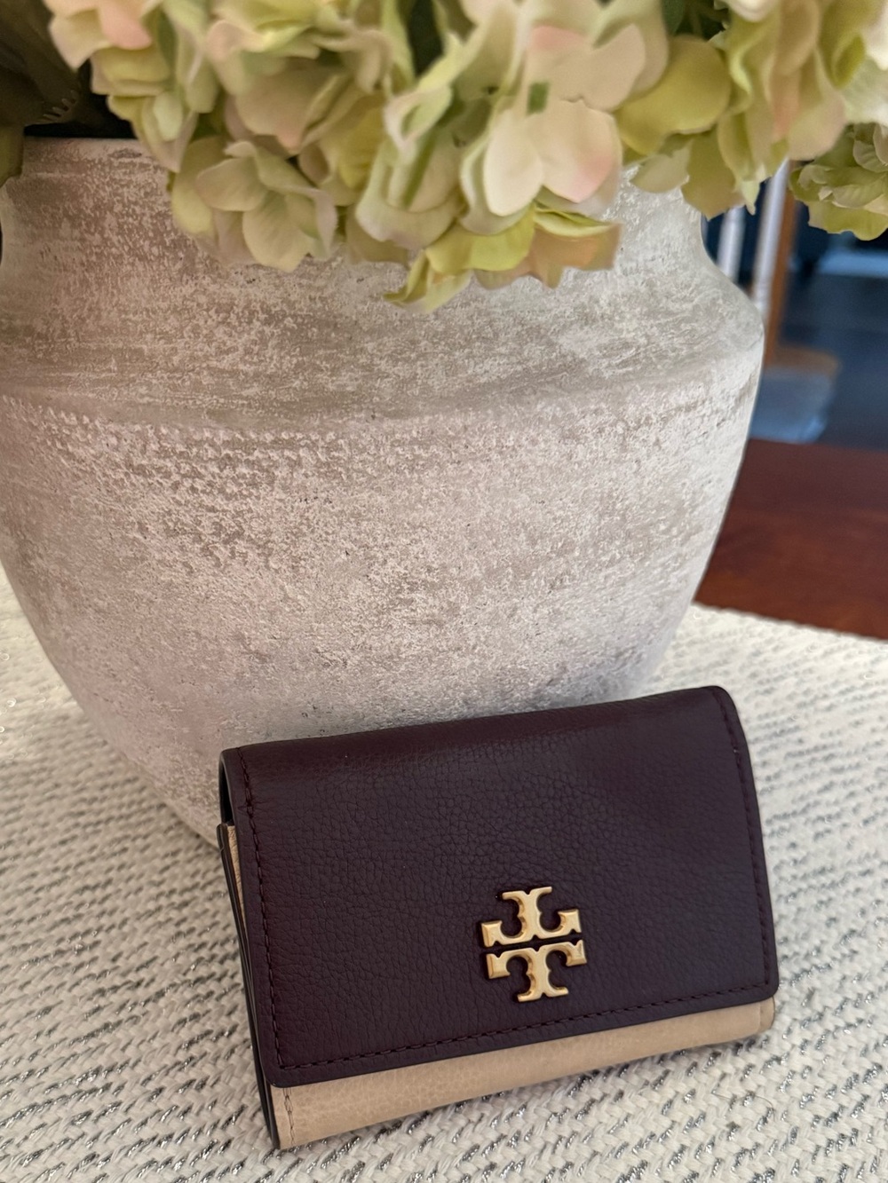 🔥Tory Burch rich leather bifold wallet. Like new!